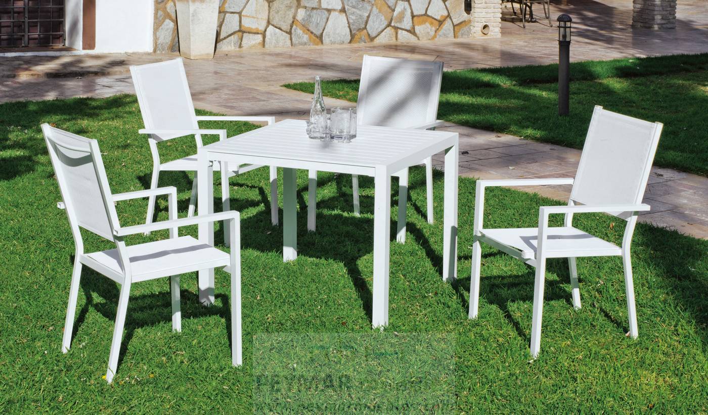 Mesa cuadrada de aluminio  con tablero lamas de aluminio + 4 sillones de aluminio y textilen. Disponible en color blanco, plata, bronce, antracita y champagne.